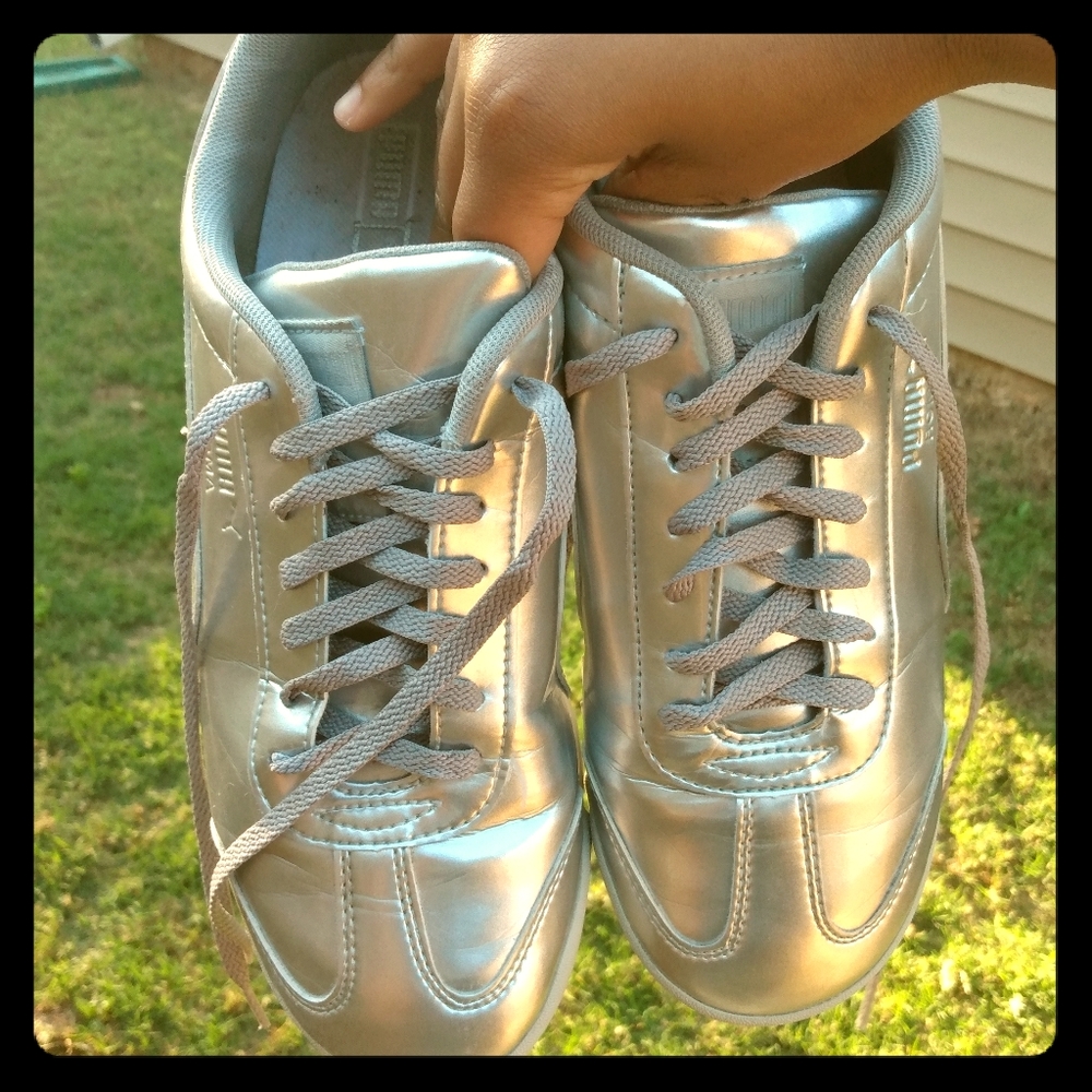 Size 6 girl silver metallic Puma Roma's